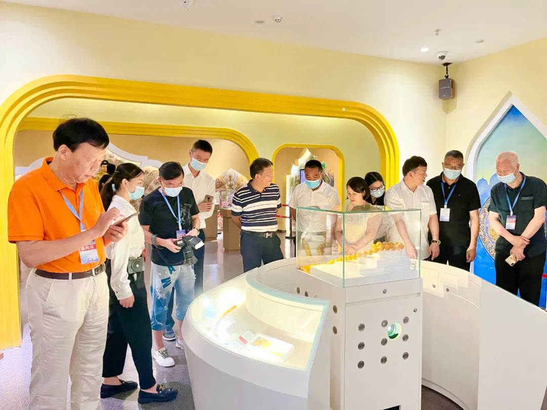 中国著名作家采风团莅临参观世纪琥珀博物馆