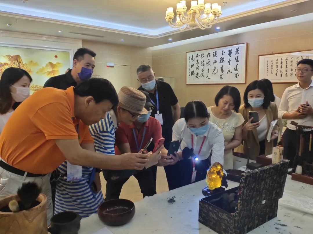 中国著名作家采风团莅临参观世纪琥珀博物馆