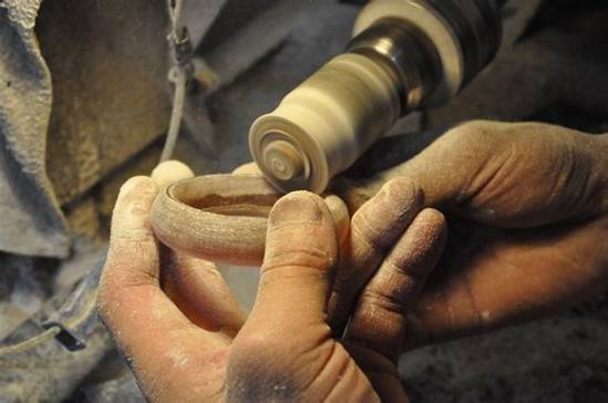 琥珀手镯雕刻过程-打磨